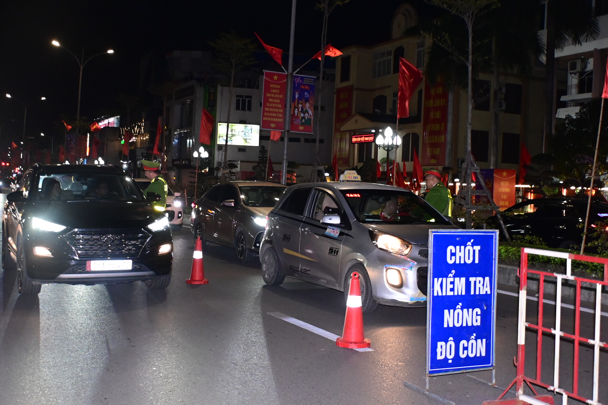 Tài xế ô tô không bật đèn sau 18 giờ bị phạt đến 1 triệu đồng từ ngày 01/01/2025.